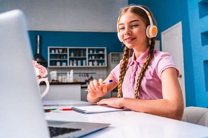 Dincolo de notele de la scoala: Cum il pregateste engleza pe copilul tau pentru joburile viitorului?